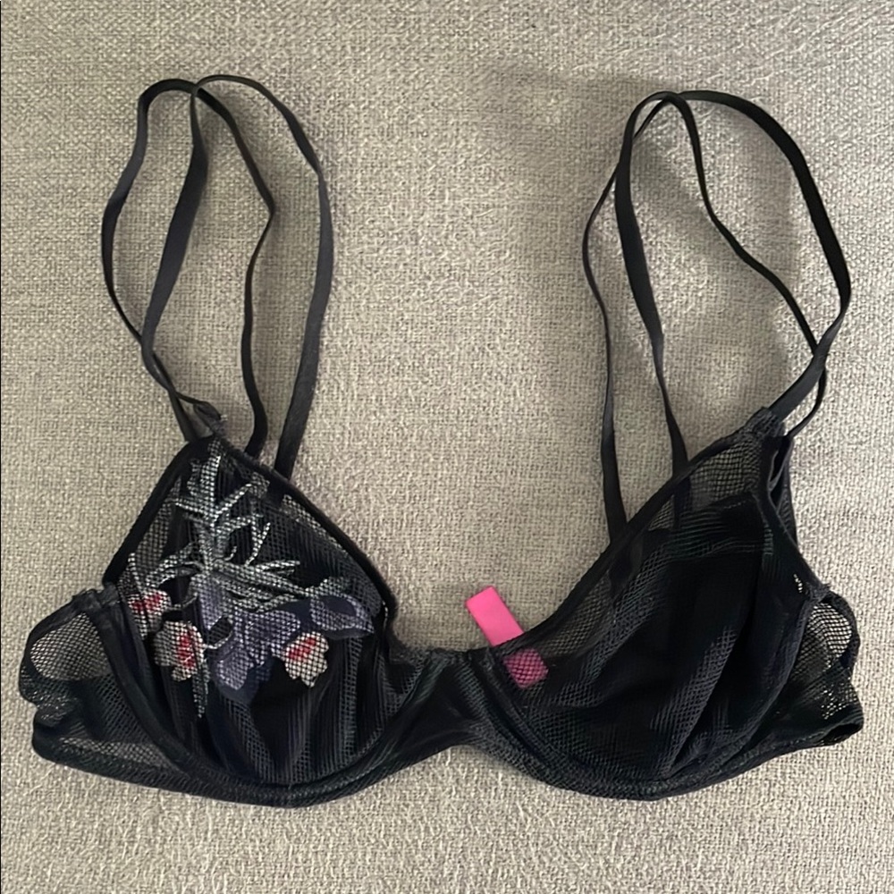Vince Camuto Elegant Black Floral Embroidered Bra